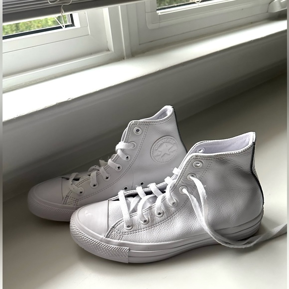 All white leather high-top converse size 7 - Picture 3 of 3